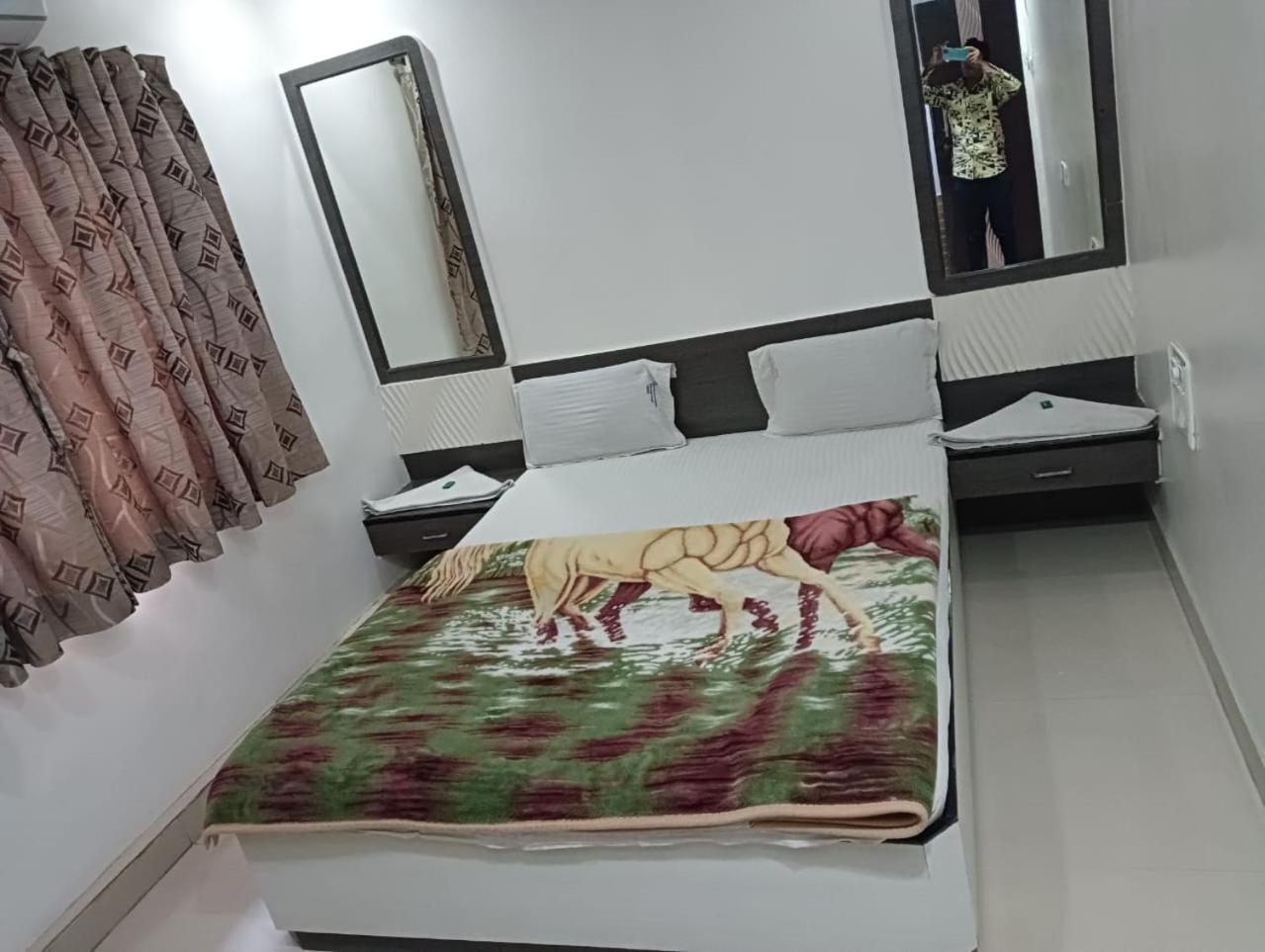 Hotel Shri Sai Darshan Shirdi Buitenkant foto